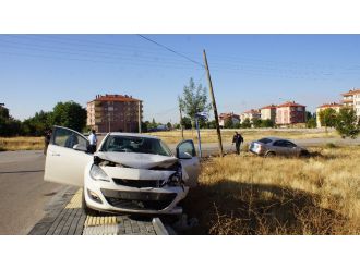 Ankara’da 2 otomobil çarpıştı: 3 yaralı