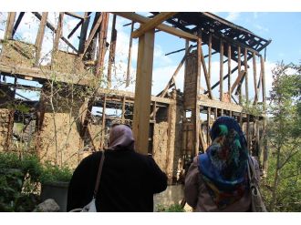 Kül olan anılarına hüngür hüngür ağladılar