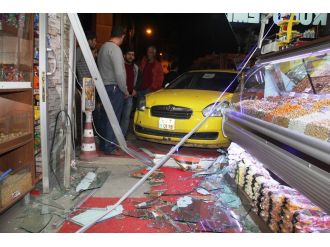 Ticari taksi kaldırıma çıktı: 6 yaralı