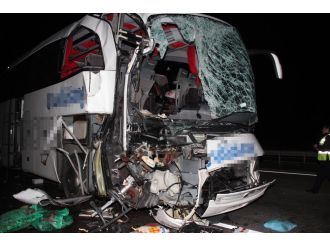 Otomobille kamyon çarpıştı: 1 ölü, 39 yaralı