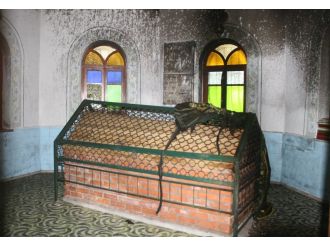 Marmaris’te türbe kundaklandı