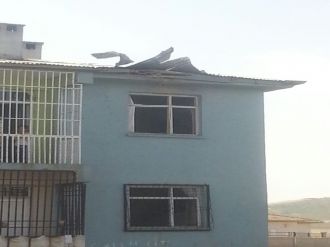 Teröristlerin attığı roket eve isabet etti