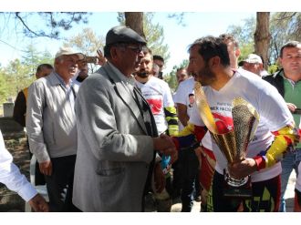 Kupayı Ömer Halisdemir’in babasına teslim etti