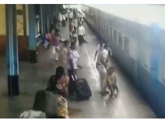 Trenin altında kalmaktan böyle kurtuldu