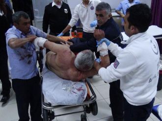 Bıçaklanan yaralının sedye üzerinde su isyanı