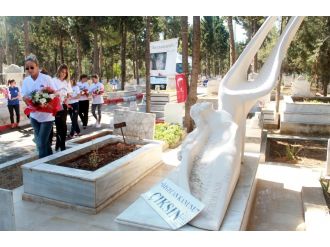 Kadın basketbolcular Özgecan’ın mezarında