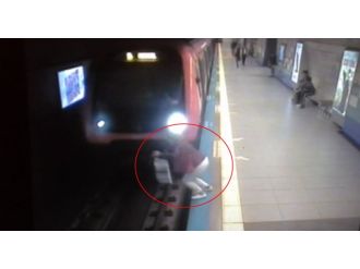 Metro istasyonundaki intihar saniye saniye kamerada