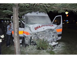 Hasta taşıyan ambulans minibüsle çarpıştı: 7 yaralı