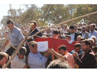 Şehit korucu Kürtçe ağıtlarla defnedildi