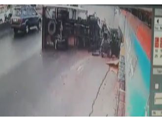 Kamyon otomobili böyle ezdi