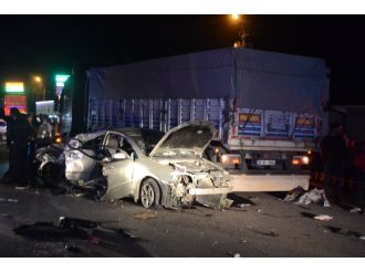 Refüjü aşıp başka bir araçla çarpıştı: 3 ölü, 2 yaralı