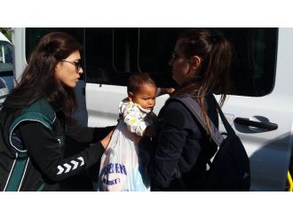 Kucağında bebekle adliyeye girdi