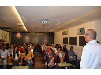 Uluslararası öğrenciler Abbas Güçlü ile buluştu