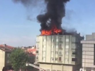 Bağcılar’da apartmanın çatısı alev alev yandı