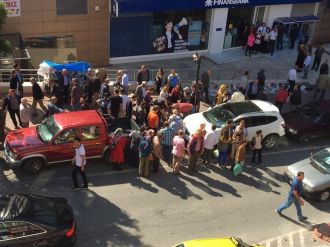 Kaldırımda yürüyen anne-kızın kafasına direk düştü