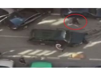 Önce araçlara çarptı, sonra palayla saldırdı