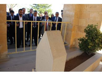 Yunus Emre mezarı başında alındı