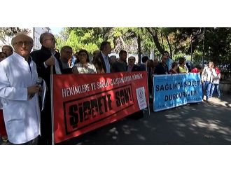 Sağlık çalışanları şiddeti protesto etti