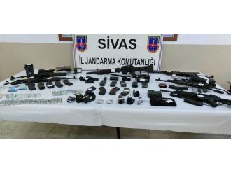 İşte o teröristlerin üzerinden çıkanlar!