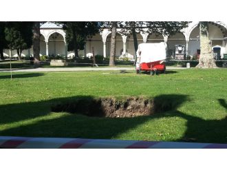 Topkapı Sarayı bahçesinde üç metrelik çukur