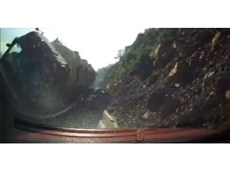 Tanker otomobilin üzerine devrildi