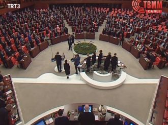 Erdoğan salona girince ayağa kalkmadılar