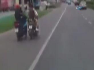 Öfkeli motosikletlinin yaptığı ’pes’ dedirtti