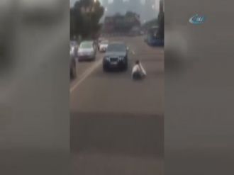 Kadın sürücü öfkeyle kalktı...