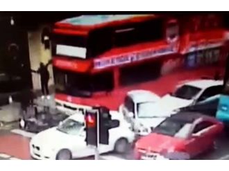 Şoförü fenalaşan otobüs araçları biçti