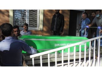 Eve çağırdıkları arkadaşlarını bıçaklayarak öldürdüler