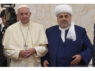 Papa’ya Kur’an-ı Kerim hediye edildi