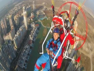 Paramotoru kendisi imal etti, şimdi kuşlar gibi uçuyor