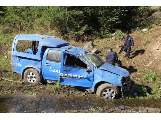 Askeri araç uçuruma yuvarlandı: 2 yaralı