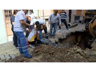 Kanalizasyonda çalışan işçinin üzerine toprak kaydı