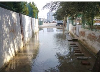 Burası İzmir: Patlayan su borusu 1 aydır tamir bekliyor !