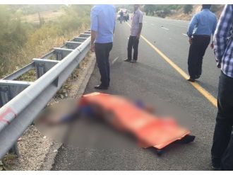 Aracından indi, otomobilin altında can verdi