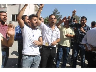 Yol kapatıp belediyeyi protesto ettiler