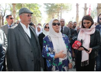 Şehit Halisdemir’in mezarını ziyaret etti