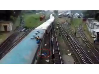 Hareket halindeki trene binmek isterken bacağından oldu