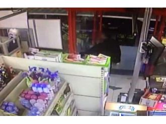 İstanbul’da bıçaklı soyguncu dehşeti kameraya yansıdı