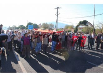 Vatandaşlar ’kaza yolu’nu trafiğe kapattı