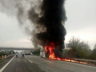 Otobüs alev alev yandı, yolcular ölümden döndü