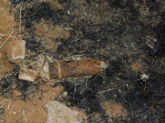 Evinin bahçesinde top mermisi buldu