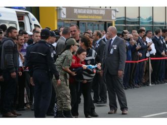 Şehit eşini kundaktaki bebeğiyle karşıladı