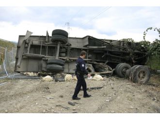 Hindi yüklü kamyon şarampole uçtu: 1 ölü