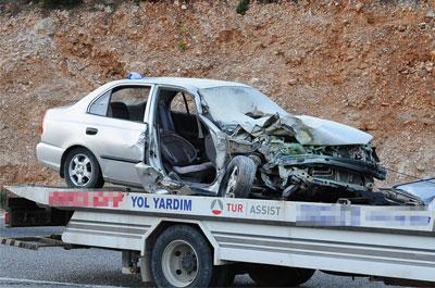 Otomobil TIRa çarptı: 5 yaralı