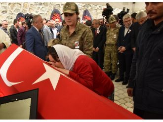 Şehit olan eşinin tabutunu öptü
