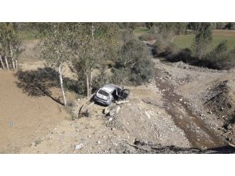 Otomobil dere yatağına yuvarlandı: 1 ölü, 3 yaralı