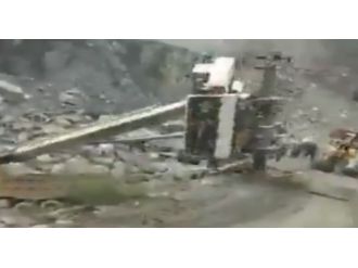 Kamyonu taşıyamayan vinç böyle devrildi