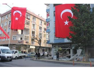 İstanbul’daki bombalı saldırının izleri gün ağarınca ortaya çıktı